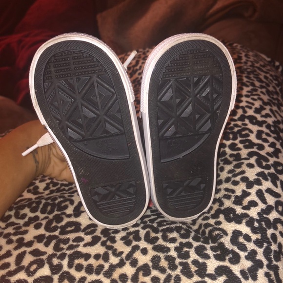 Gray and pink CONVERSE for a toddler size 5!!! - Picture 6 of 8